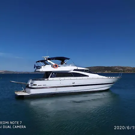 Navarino Yacht μέγαρα λιμανι νέας περάμου Botel