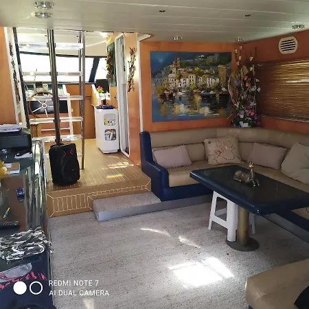 Navarino Yacht μέγαρα λιμανι νέας περάμου Botel Nea Peramos (Attica)