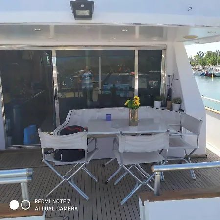 Navarino Yacht μέγαρα λιμανι νέας περάμου Botel *